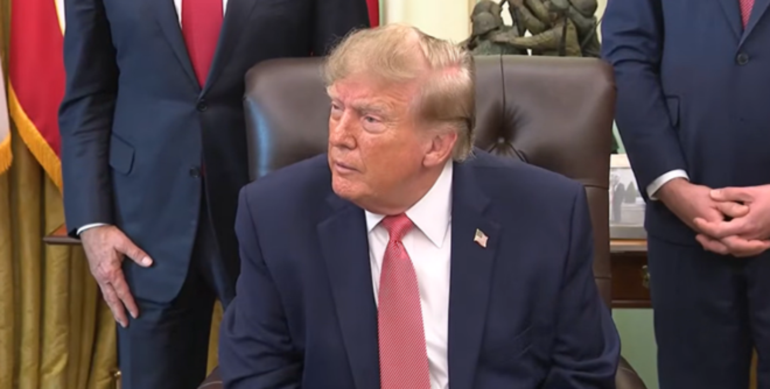 Donald Trump se desentende com rep&oacute;rter na Casa Branca