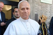 Foto colorida do papa vestido de branco segurando Nossa Senhora Aparecida