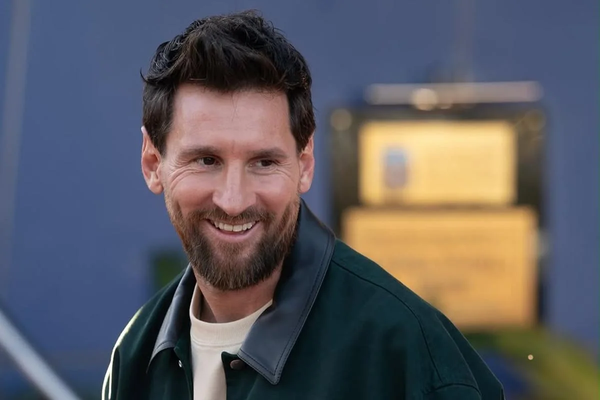 Lionel Messi se apresenta à seleção argentina para jogo de despedida
