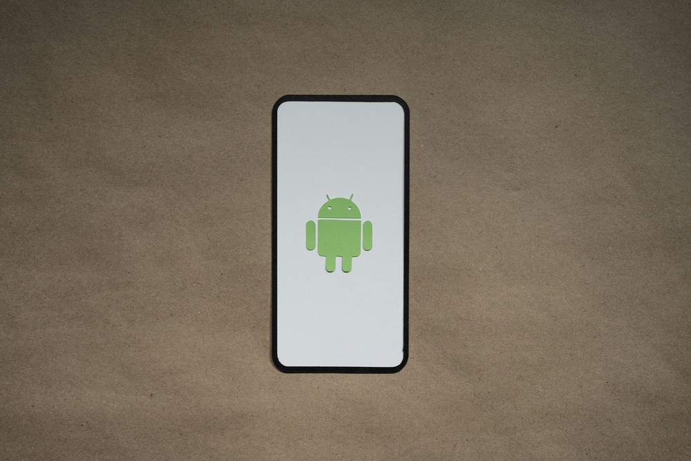 Root permite obter acesso de administrador ao Android e realizar alterações normalmente bloqueadas pelo sistema operacional — Foto: Divulgação/Unsplash (Kelly Sikkema)