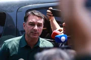 Flávio Bolsonaro foi embora para os EUA. Avião em voo