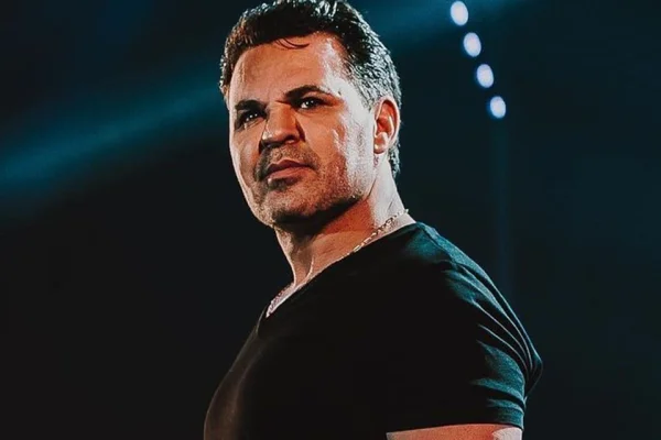 Eduardo Costa diz que passou fome e que cheirava cola na infância