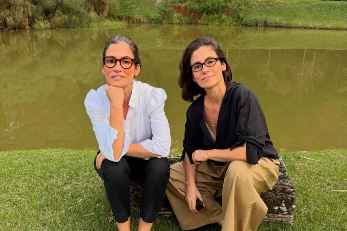 Renata Vasconcellos posa com irmã gêmea e confunde internautas; veja fotos