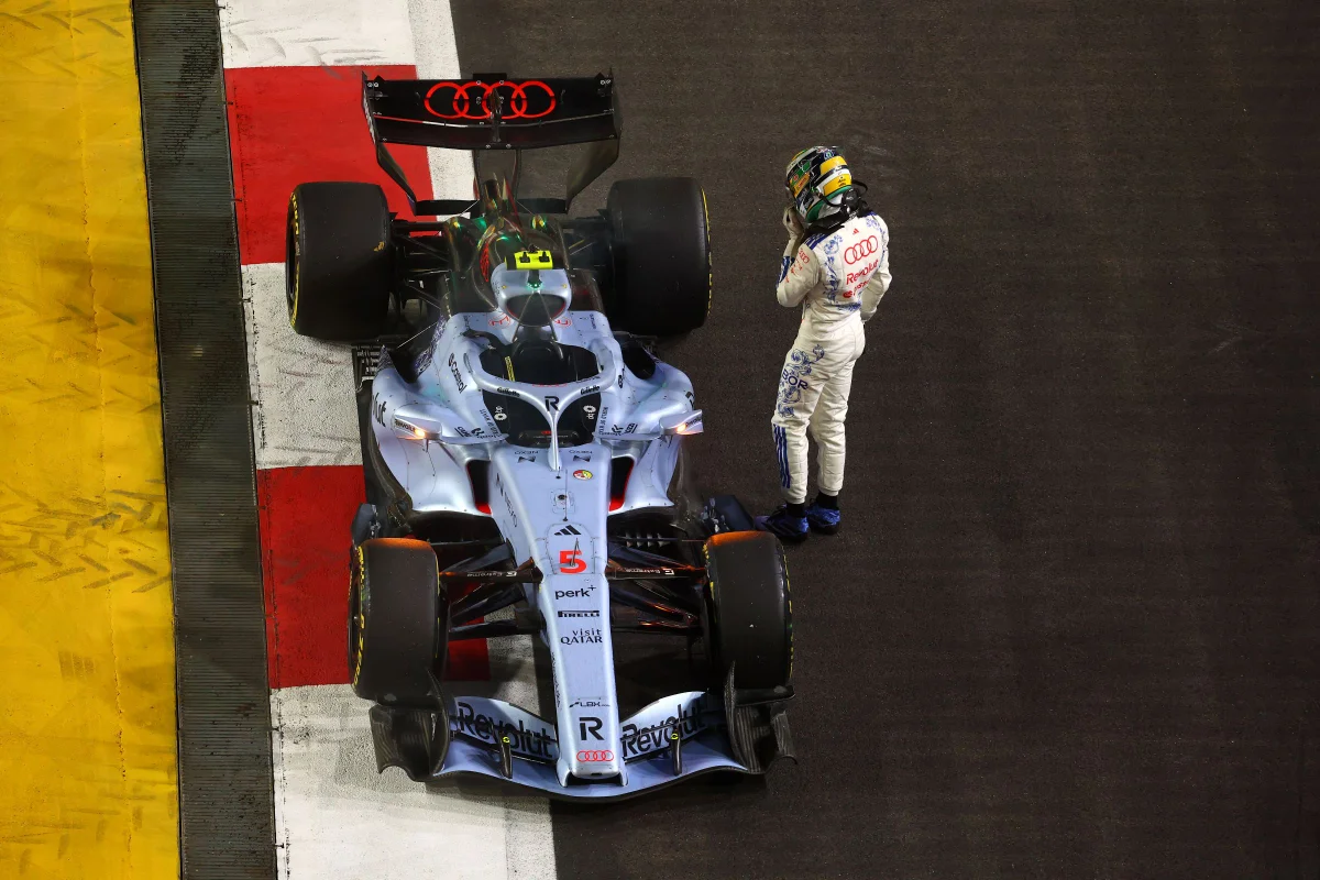 Gabriel Bortoleto abandona GP de Singapura e carro do piloto pega fogo