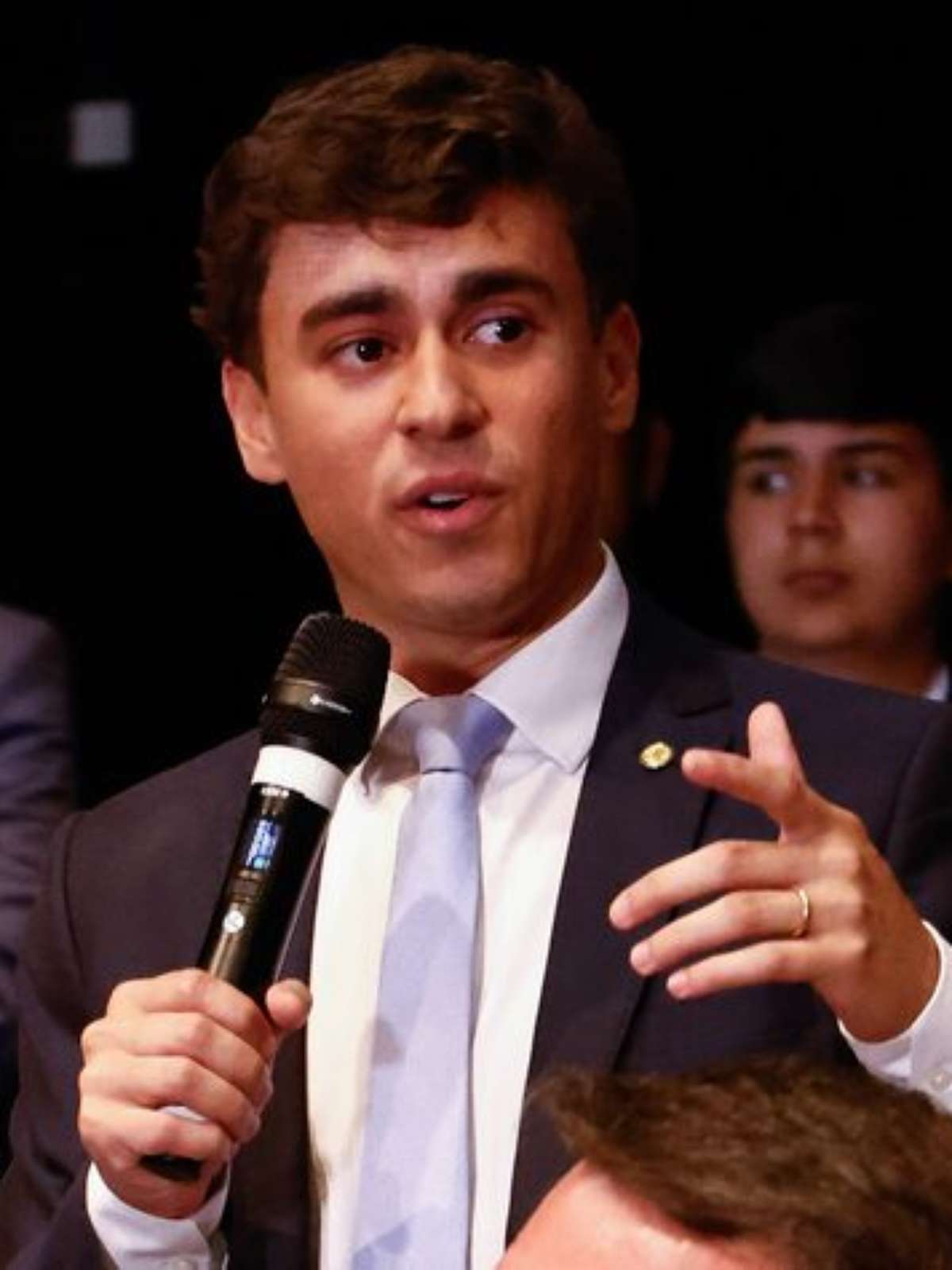Nikolas acusa Rubel de censurar vídeo contra Lula e chama cantor de 'covarde'