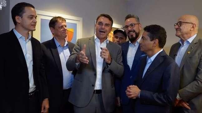 Campanha de Flávio Bolsonaro nega privatização de estatais e promete fortalecer programas sociais e reduzir impostos