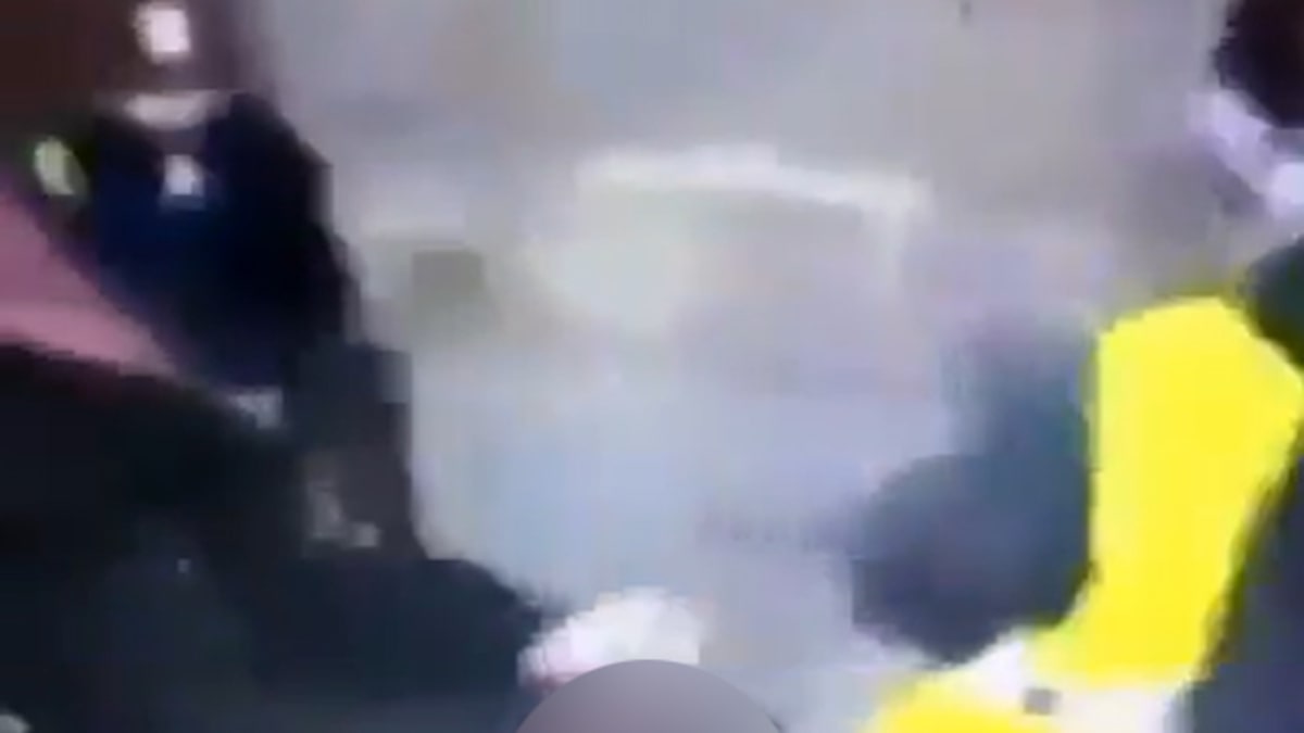 Adolescente perde a mão ao pegar granada atirada pela polícia durante protesto estudantil na França