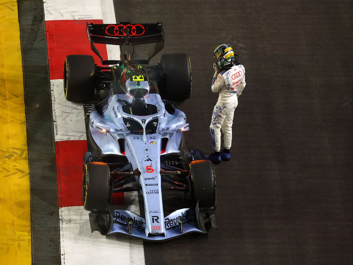 Gabriel Bortoleto abandona GP de Singapura e carro do piloto pega fogo