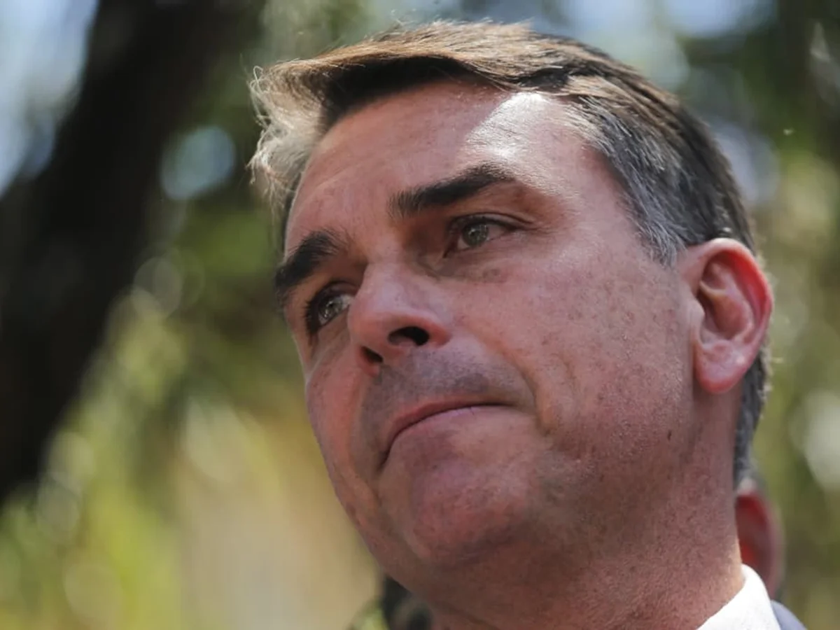 Plenário do TSE mantém remoção de post que associa Flávio à "rachadinha"