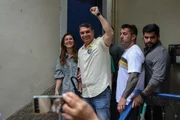 Flávio votou na Escola Municipal Barão Homem de Mello, em Vila Isabel, zona norte do Rio de Janeiro