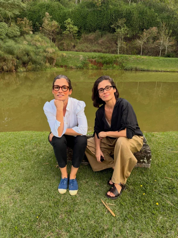 Renata Vasconcellos posa com irmã gêmea e confunde internautas; veja fotos