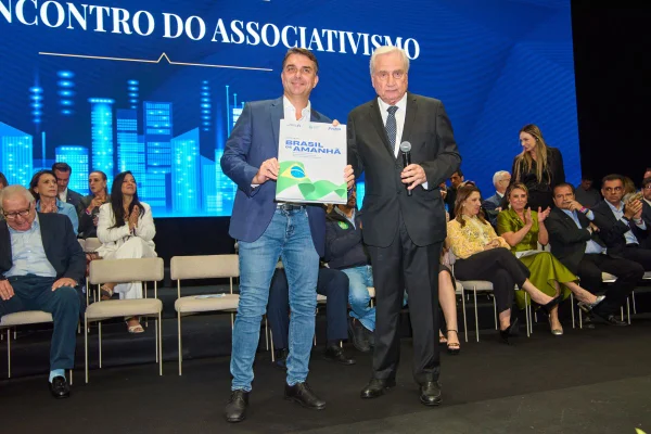Antídoto contra "influencers": empresários pregam voto distrital a Flávio