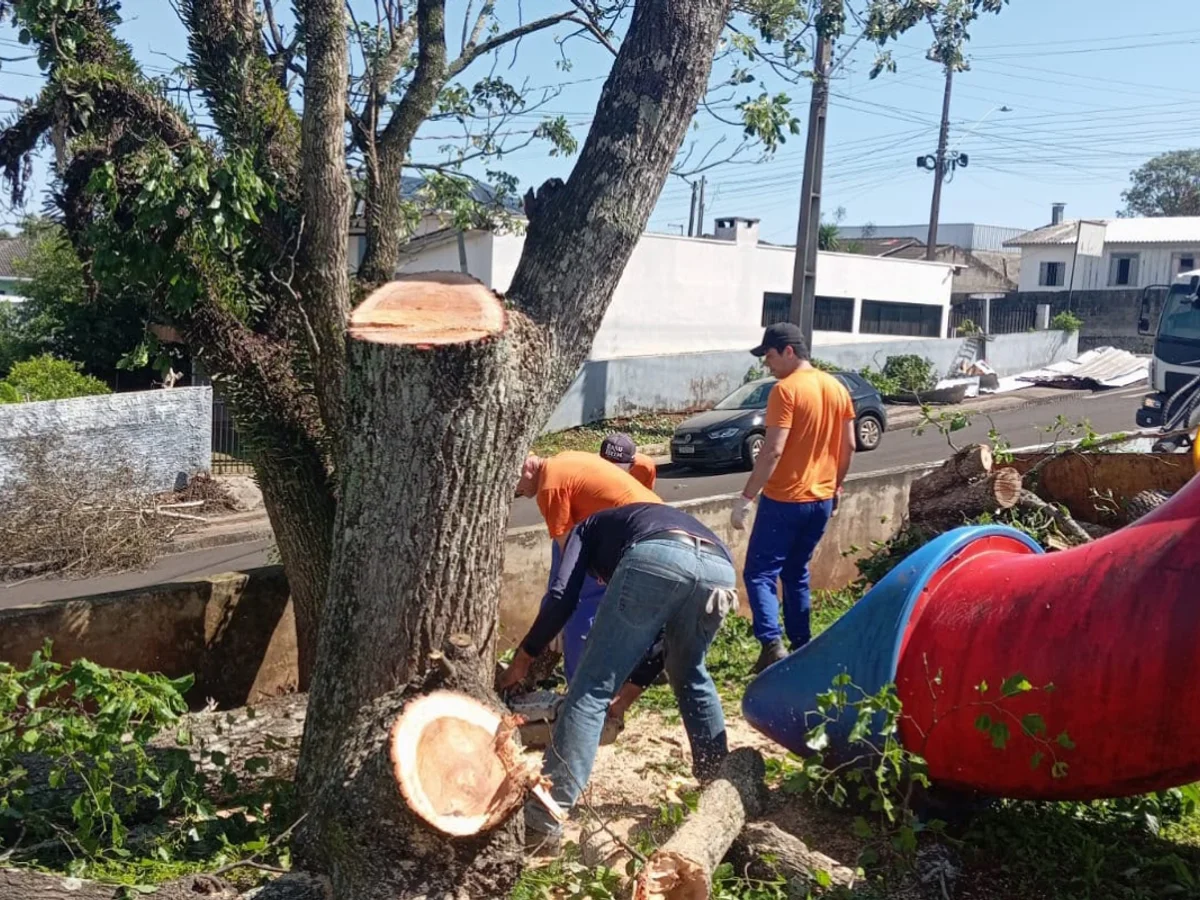 Paraná: presos trabalham em reconstrução de escolas destruídas por temporal