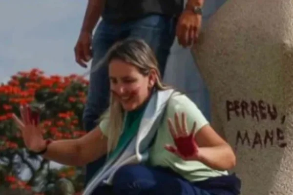 Moraes autoriza semiaberto para Débora do Batom, condenada pelo 8/1