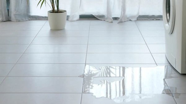 Máquina de lavar vazando água por baixo: veja 6 motivos e como resolver