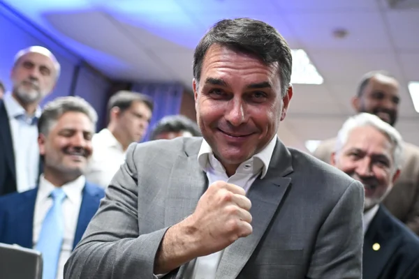 Flávio Bolsonaro foi embora para os EUA. Avião em voo