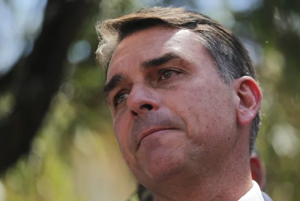 Plenário do TSE mantém remoção de post que associa Flávio à "rachadinha"