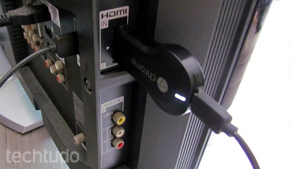Passe um paninho de leve na parte externa das portas da sua TV — Foto: Paulo Alves/TechTudo