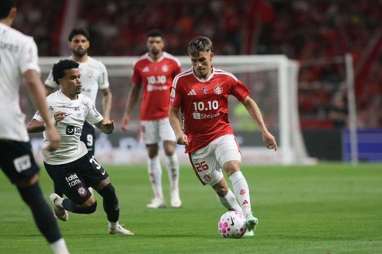 Internacional vence duelo direto e deixa Corinthians à beira do Z4