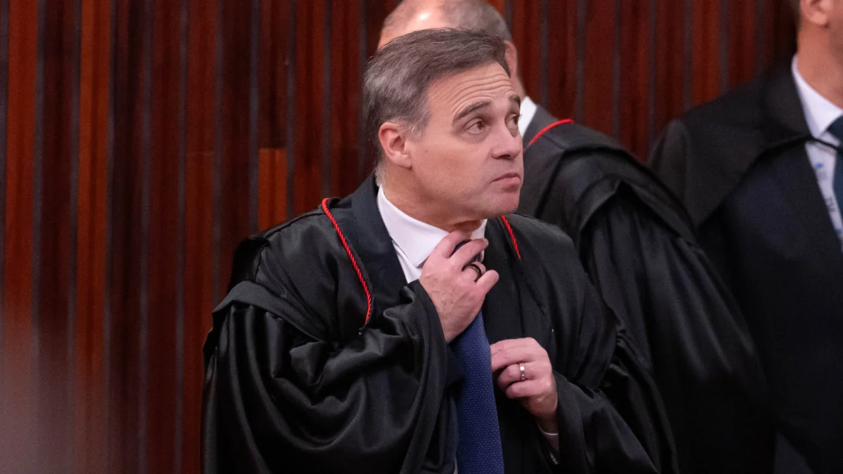 Mendonça dá 3 horas para Janones apagar vídeo contra Flávio Bolsonaro
