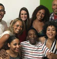 Pelé com seus filhos: pendências financeiras atrasam a partilha dos bens Foto: Reprodução