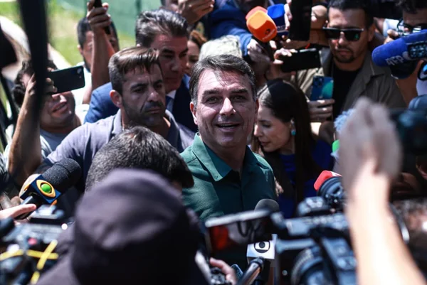 Recuo na 6×1 e decisão de Kassio Nunes indicam alerta na campanha de Flávio - destaque galeria