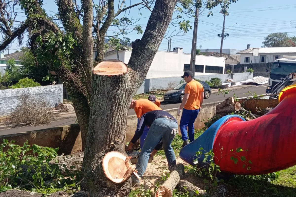 Paraná: presos trabalham em reconstrução de escolas destruídas por temporal