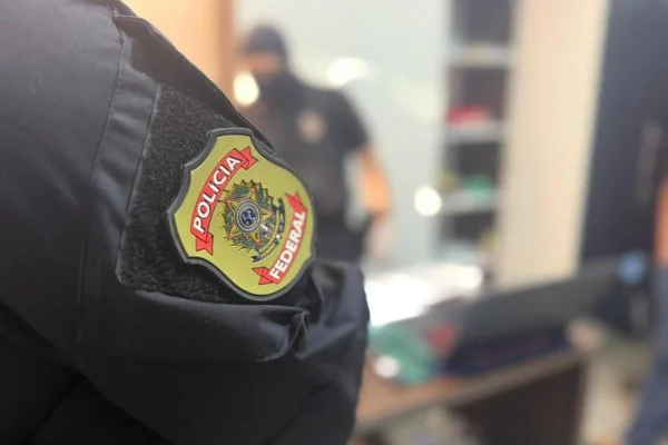 PF faz operação para investigar compra de votos e bloqueia R$ 4 milhões
