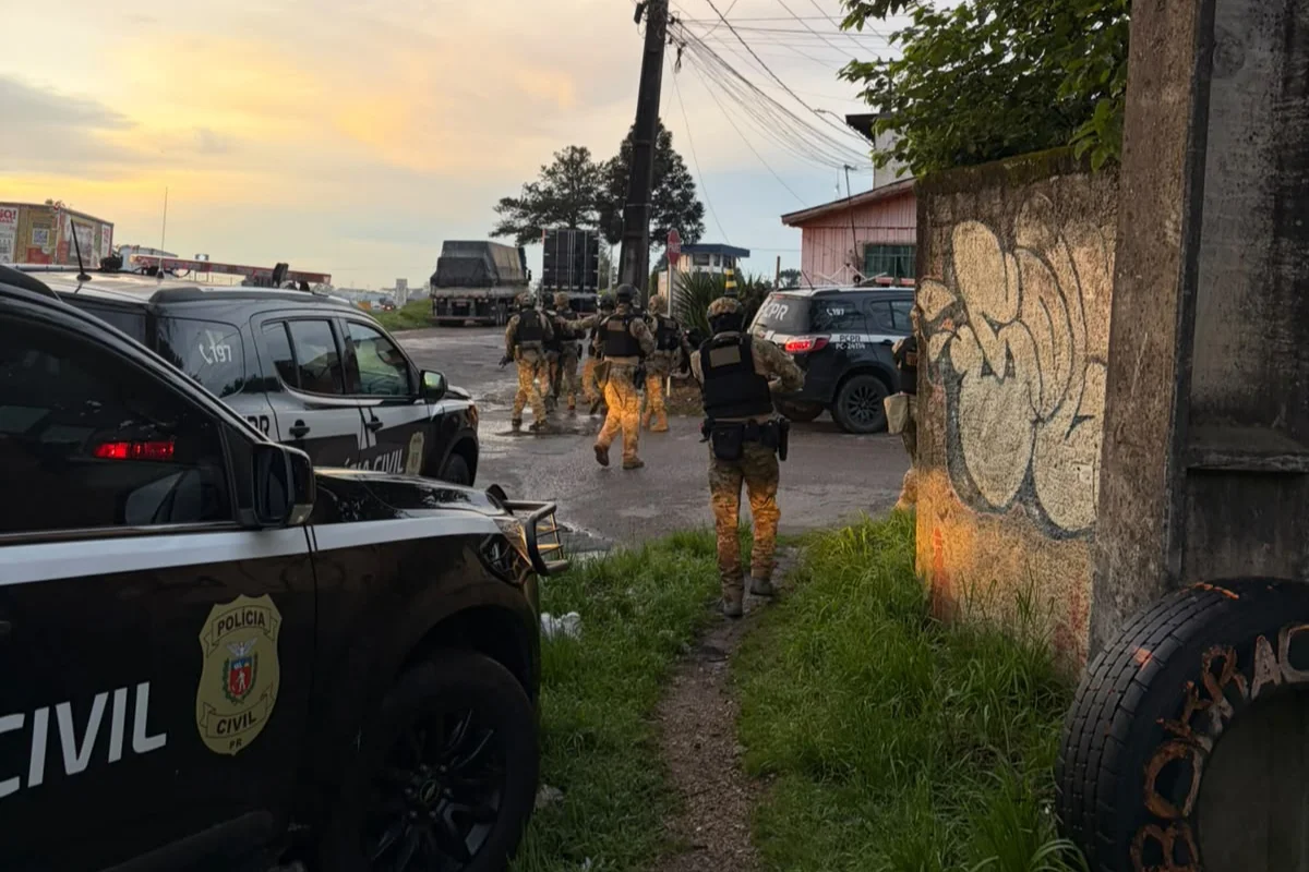 Imagem colorida, 235 policiais participaram da operação para prender 2 criminosos que aliciaram menina de 13 anos- Metrópoles