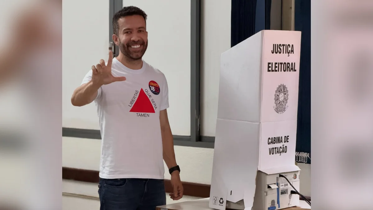 Janones celebra reeleição a deputado "sem campanha"