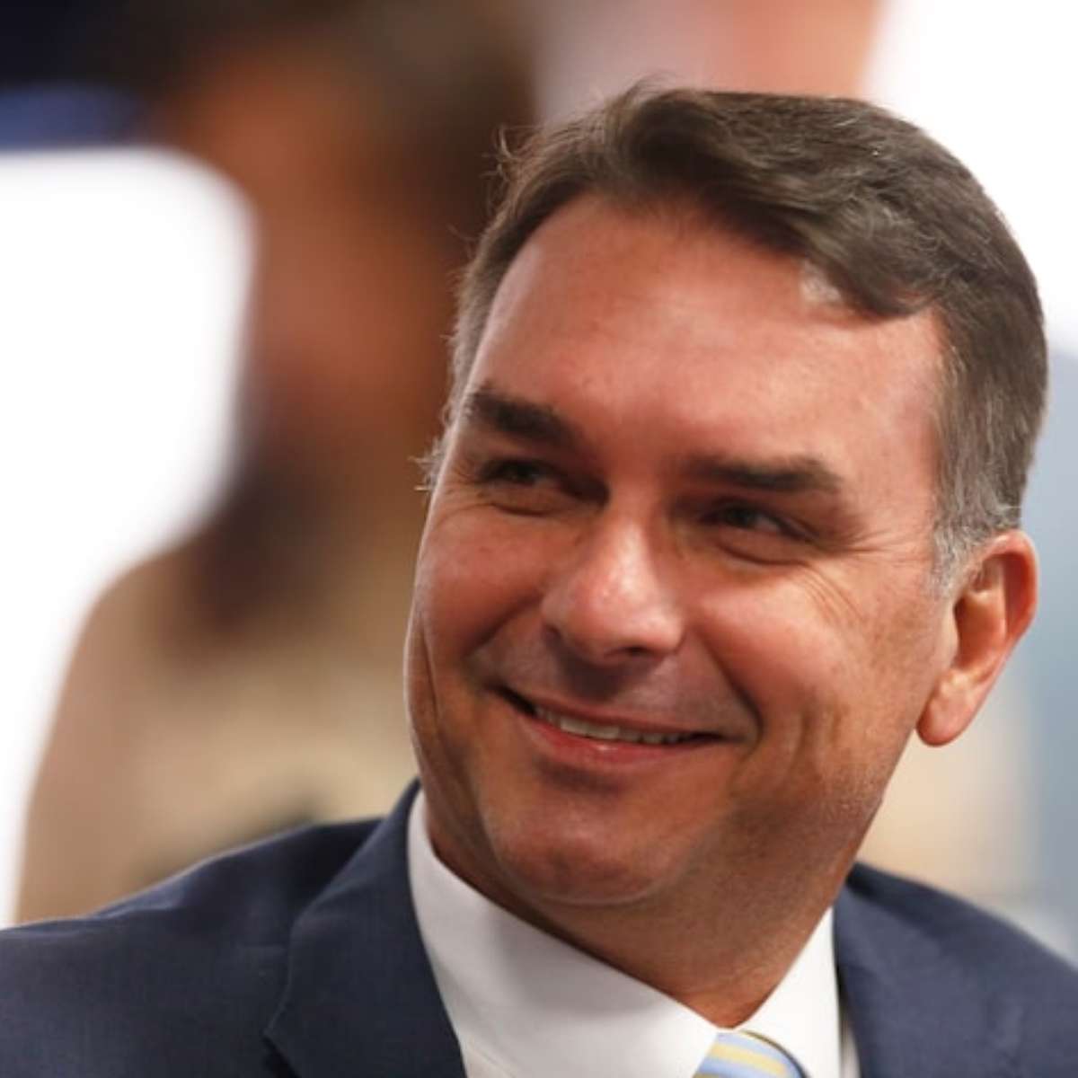 Campanha de Flávio Bolsonaro nega privatização de estatais e promete fortalecer programas sociais e reduzir impostos