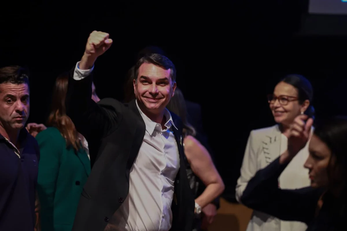 Da desconfiança à reta final: a caminhada de Flávio Bolsonaro no 1º turno