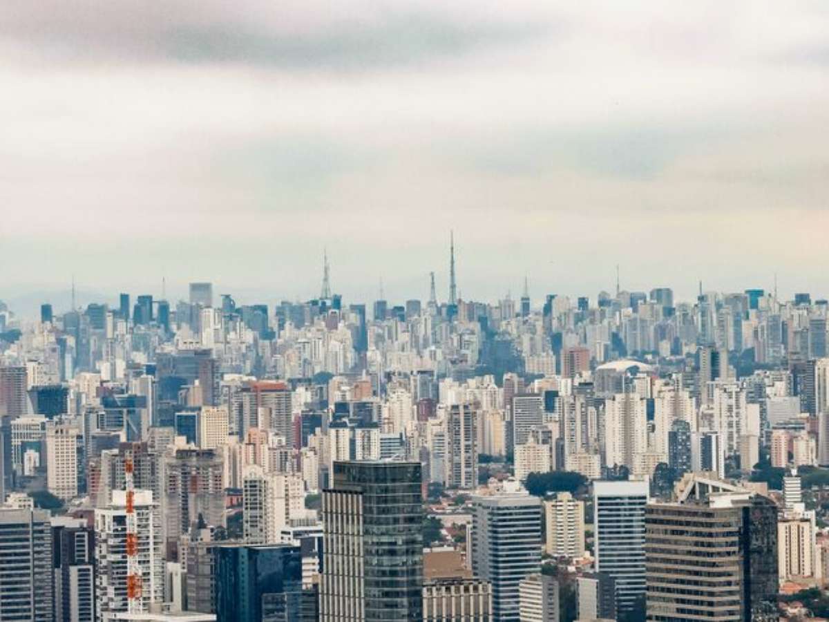 Fim do home office reduz busca por moradia no interior e impulsiona mercado imobiliário na capital paulista